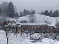 Patocco Chiusaforte, Borgo Mezzo Case schiera sotto coline con neve