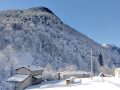 Patocco frazione di Chiusaforte, borgo sotto con monte jama e neve