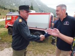 Panontin From the Regione FVG thanks the commander of the firefighters from Carinzia