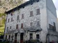 Vecchia Casa di montagne con quattro piani in pietra nel borgo sotto di Patocco, Chiusaforte